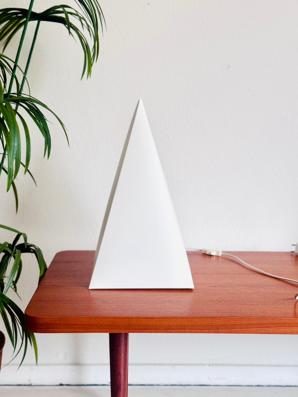 Vintage piramide tafellamp Harco Loor voor Woja jaren 80, Kunststof, 43 cm, Minimalistisch, Wit