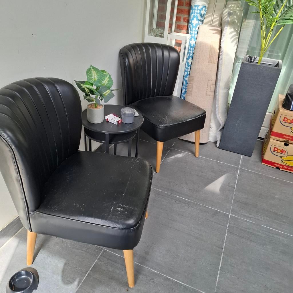 Gratis stoelen - Zwarte fauteuils met houten poten, Huis en Inrichting, Stoelen, Modern, Retro, Gebruikt, Twee, Zwart