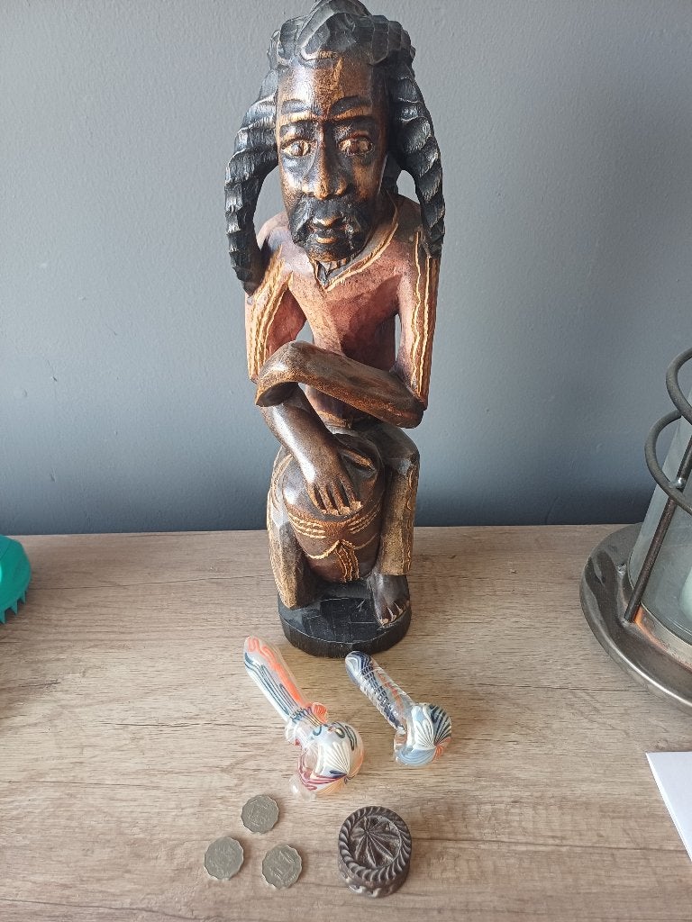 Houten beeld Bob Marley met 2 wietpijpen, grinder en munten, Ophalen, Houtsnijwerk, 20 - 50 cm, Hout