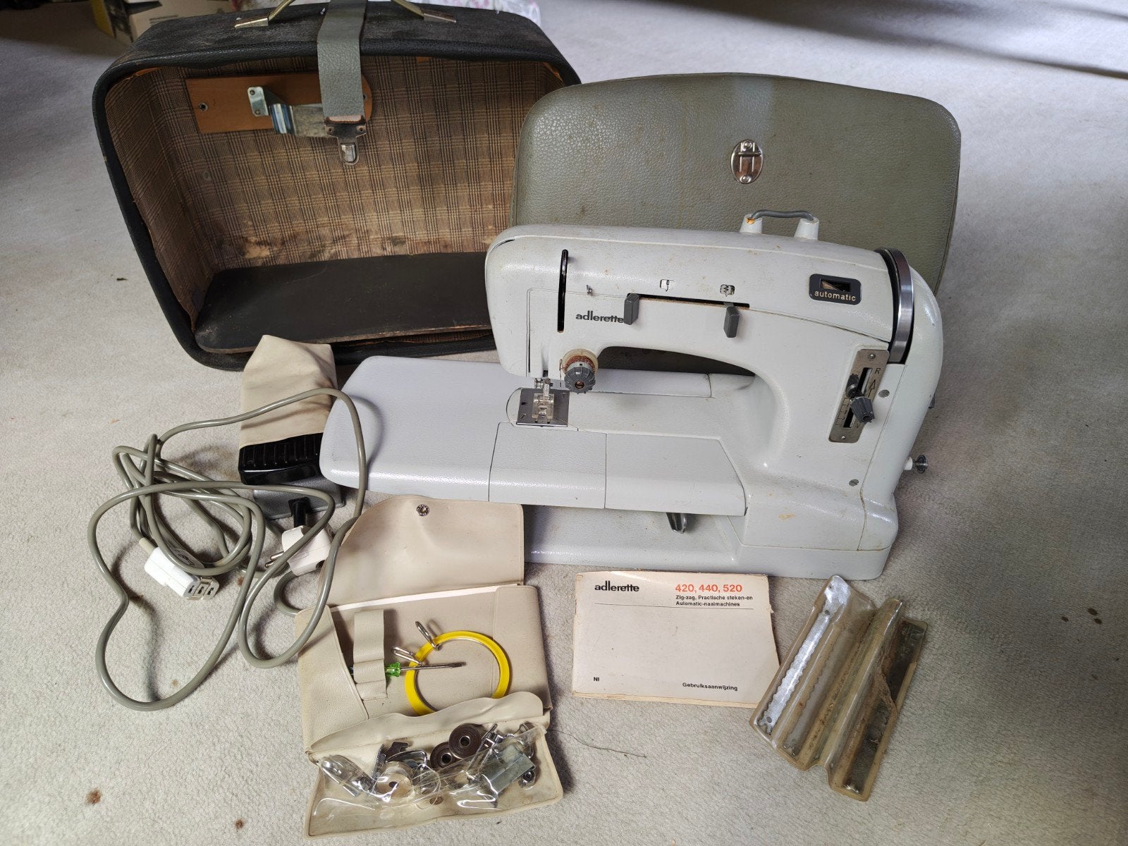 Adlerette (Adler) Naaimachine met Koffer en Accessoires, Hobby en Vrije tijd, Naaimachines en Toebehoren, Ophalen of Verzenden