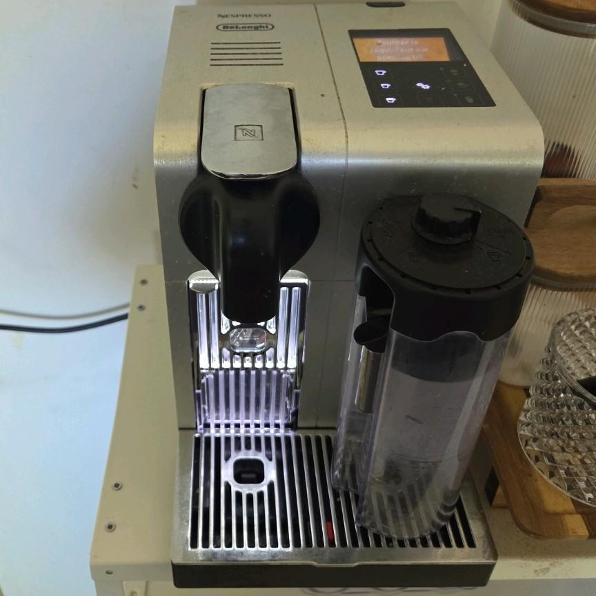 Nespresso koffie aparaat, Ophalen of Verzenden, Gebruikt, Koffiepads en cups