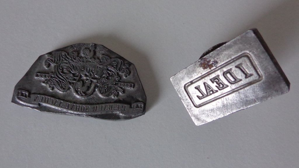 Twee antieke stempels, Ophalen