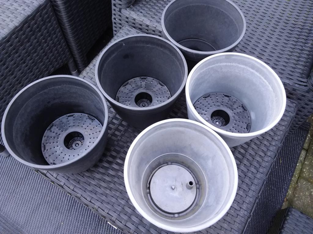 Set kunsstof overpotten. Met waterreservoir., Rond, Ophalen of Verzenden, Aardewerk, Minder dan 40 cm
