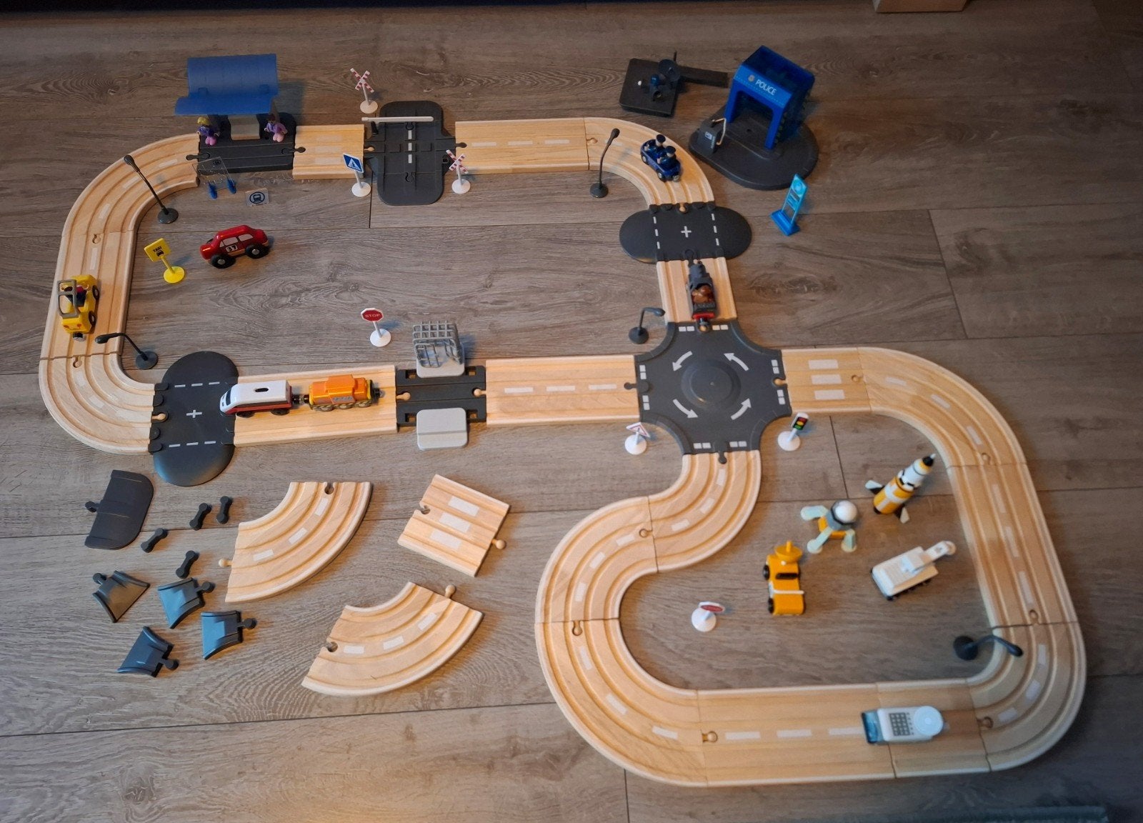 houten treinbaan met zelfrijdende trein en toebehoren, Ophalen of Verzenden, Zo goed als nieuw