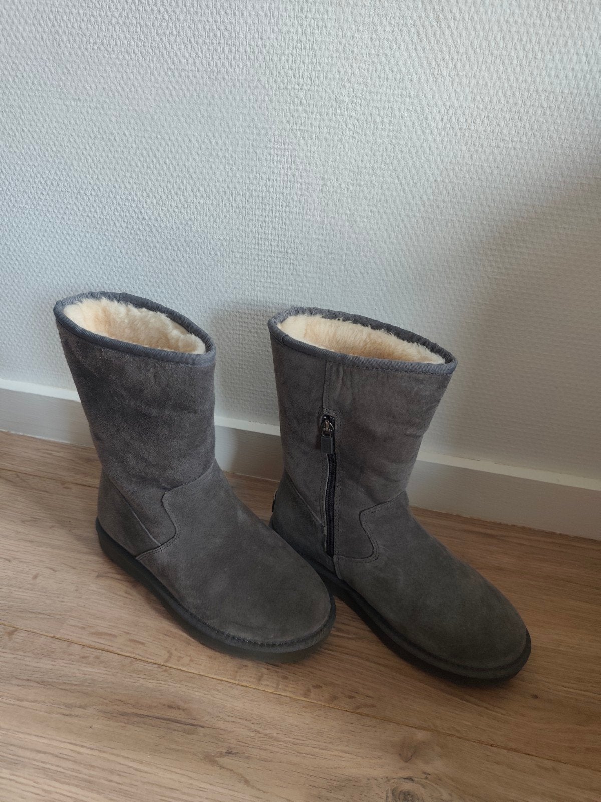 ugg austalia Pierce maat 38 grijs nieuw, waterafstotend, UGG, Lage of Enkellaarzen, Ophalen of Verzenden, Zo goed als nieuw