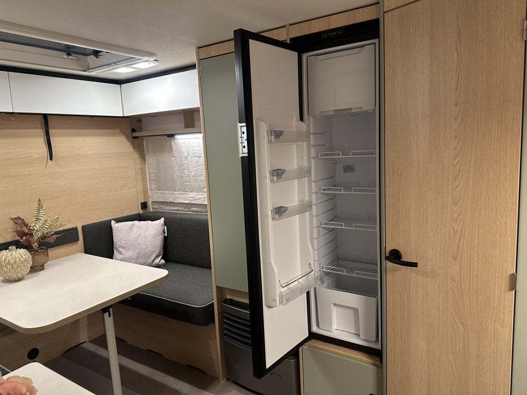 LMC Style 400 F, 1500 kg en premium matrassen en mover!, Caravans en Kamperen, Caravans, Schokbreker, Standaardzit, Bedrijf, 4 tot 5 meter