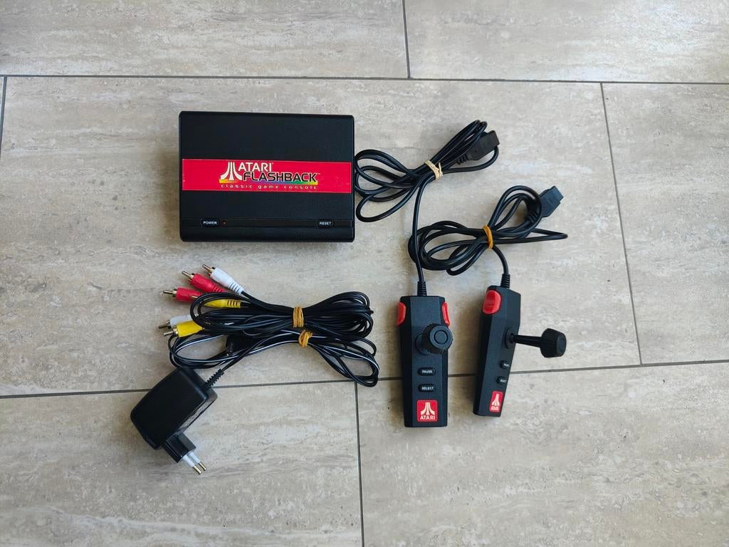 Atari Flashback met ingebouwde spellen, Spelcomputers en Games, Spelcomputers | Atari, Met games, Ophalen of Verzenden, Zo goed als nieuw