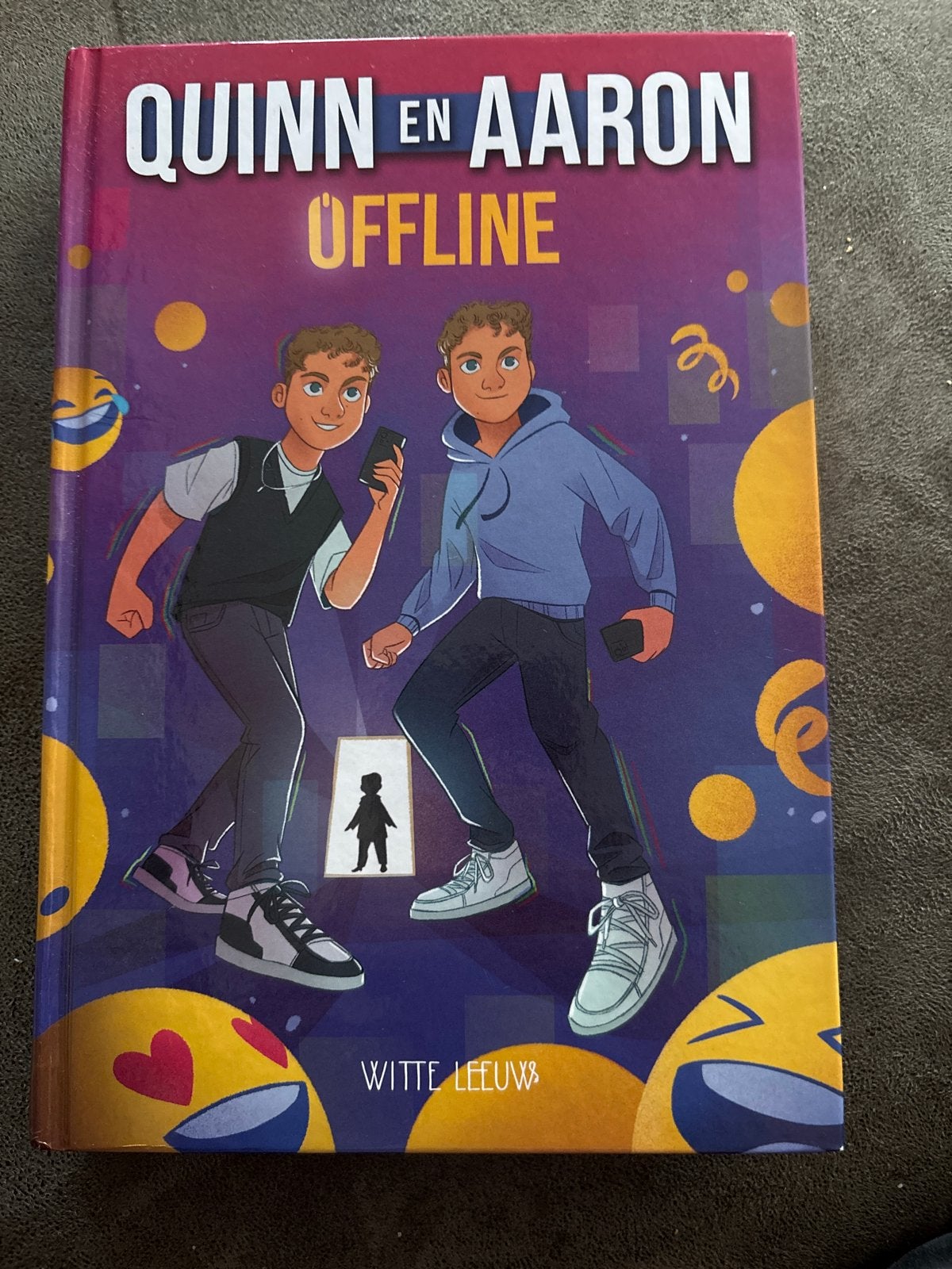 Quinn en Aaron Offline - Avontuurlijk jeugdboek, Ophalen of Verzenden, Zo goed als nieuw, Fictie