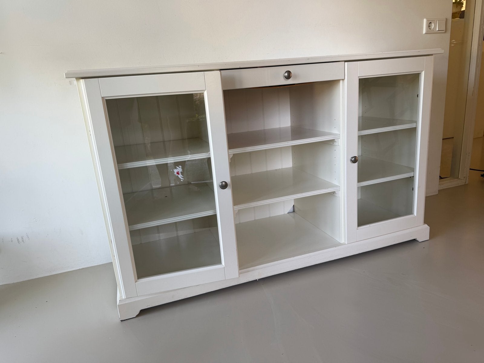 IKEA witte buffetkast met glazen deuren en lade, Huis en Inrichting, Kasten | Buffetkasten, Ophalen, Gebruikt, 100 tot 150 cm