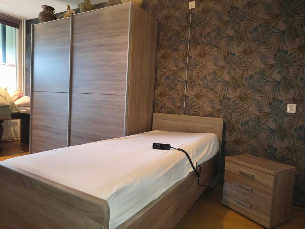 slaapkamer: electrisch bed, nachtkastje, kledingkast, Ophalen, 90 cm, Bruin, 200 cm