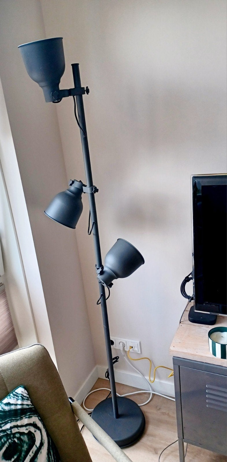 Ikea Hektar staande lamp, antraciet, 3 spots, Huis en Inrichting, Ophalen, Modern, Industrieel, E27 (groot), Zo goed als nieuw