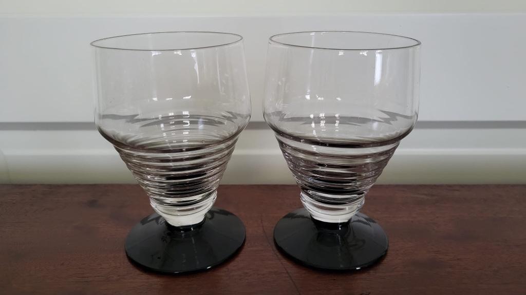 Vintage wijnglazen met zwarte voet 2 stuks, Ophalen of Verzenden