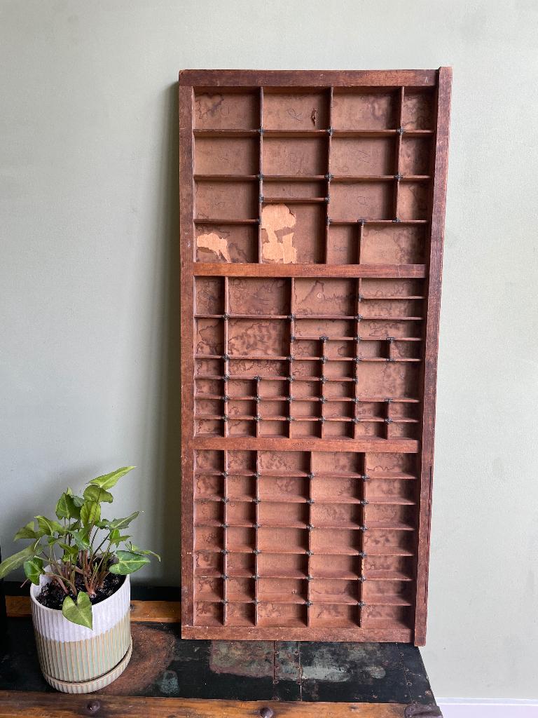 Engelse drukkers letterbak vakjesla, Huis en Inrichting, Woonaccessoires | Wanddecoraties, Ophalen of Verzenden, Gebruikt, Bruin