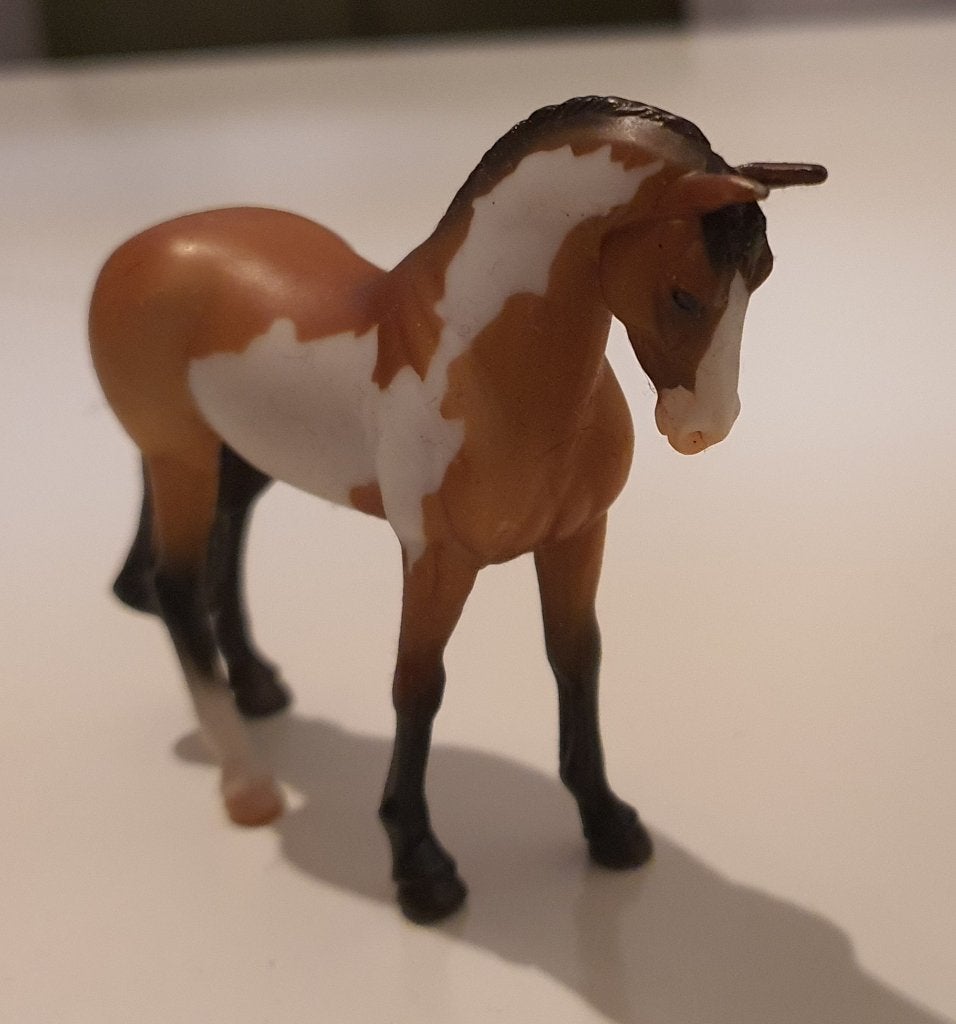 Breyer Stablemate paardje – Bay Pinto, Ophalen of Verzenden, Gebruikt, Paard, Beeldje of Figuurtje