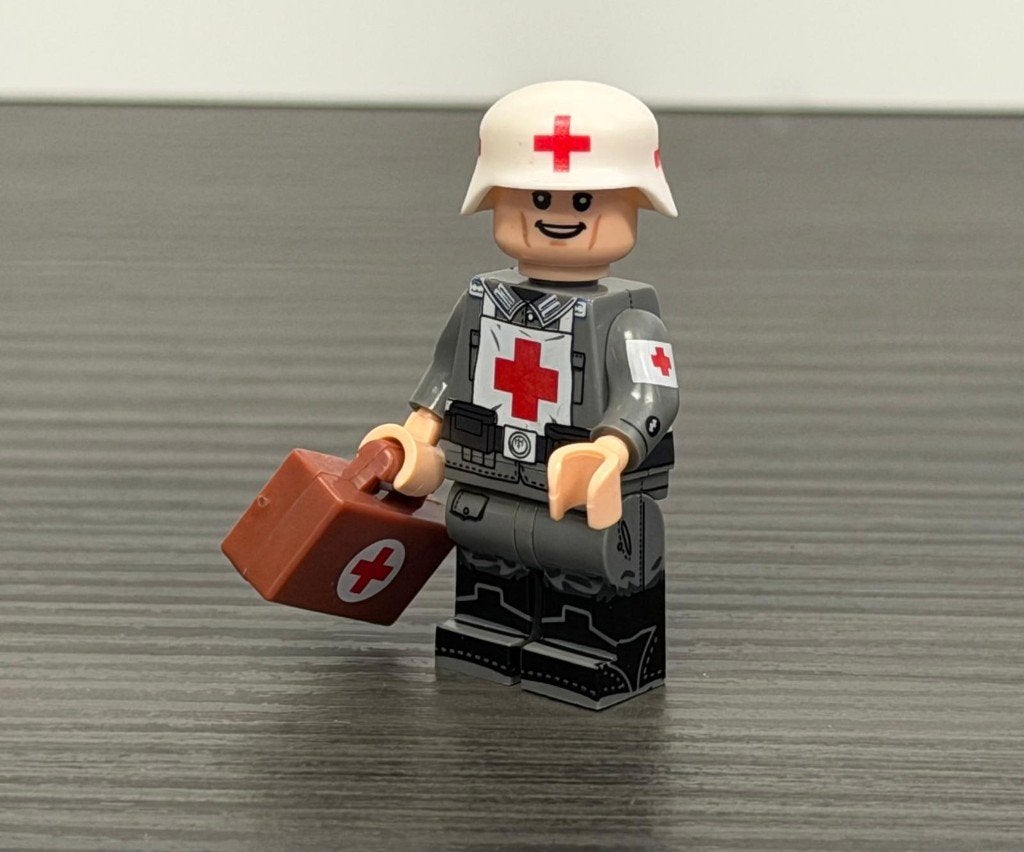 WW2 German Army Medic minifig/minifigure & koffer., Verzenden, Landmacht, Duitsland, Miniatuur of Beeldje
