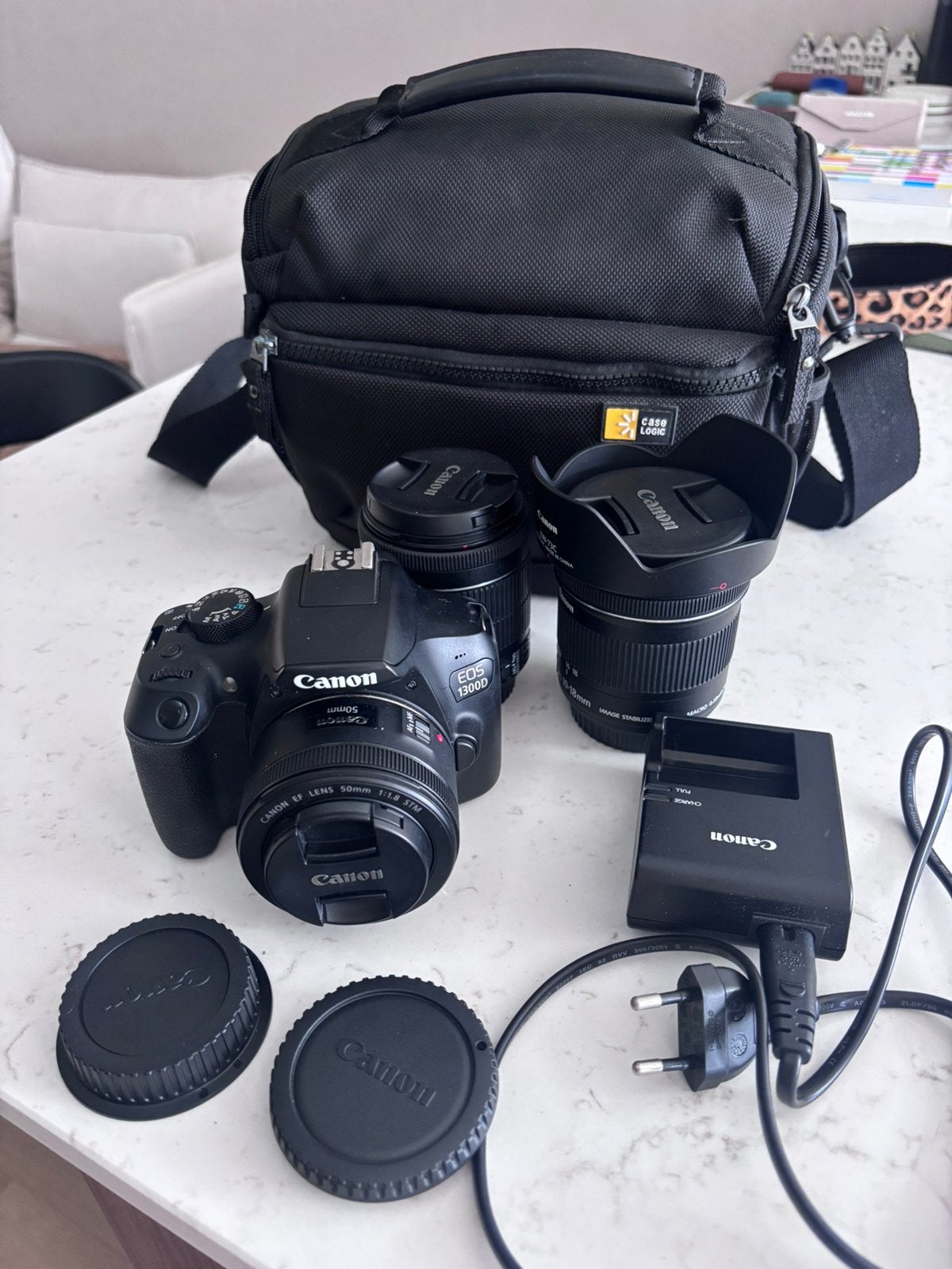 Canon camera 1300D inclusief 3 lenzen en accessoires, Ophalen, Lensdop, Canon, Ingebouwde flitser