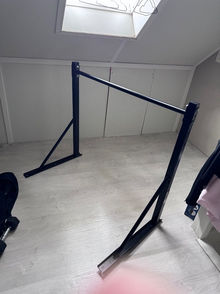 RAW Fitness Optrekstang / Pull Up Bar – 115 cm, Sport en Fitness, Fitnessmaterialen, Ophalen, Zo goed als nieuw, Benen, Oprekstang