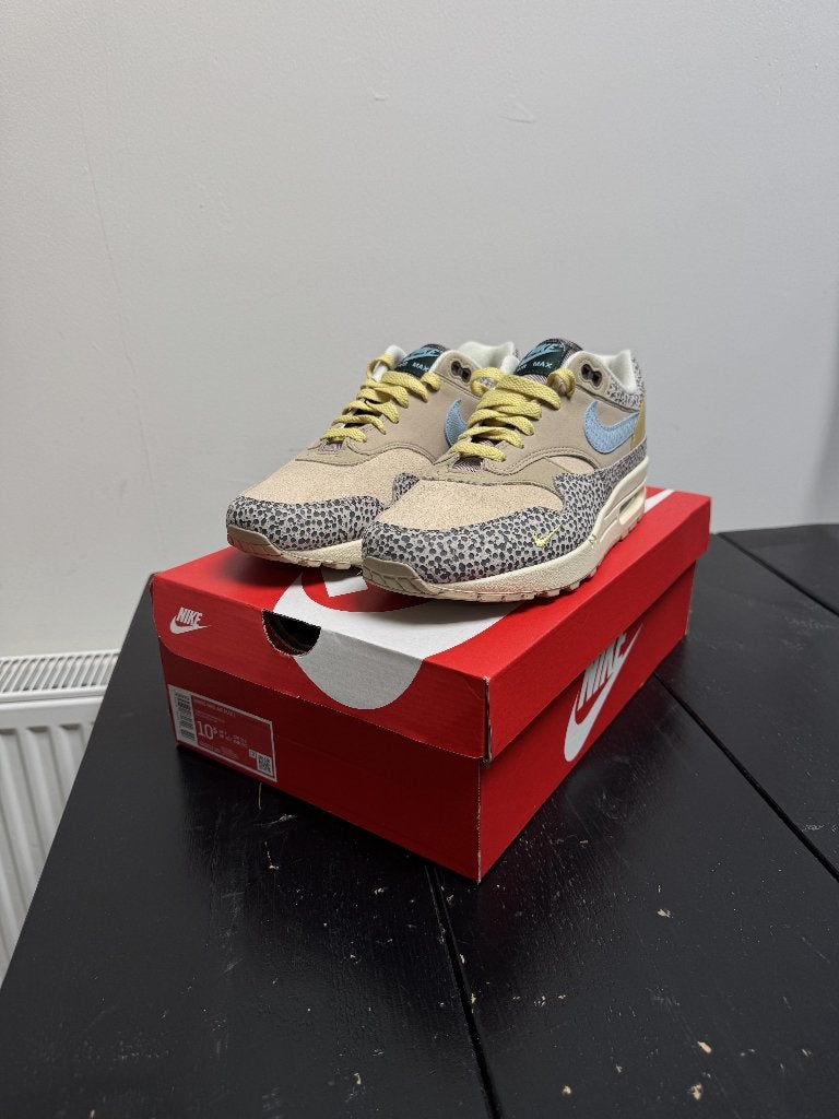 Nike Air Max 1 Cobblestone/Worn Blue - Maat 42.5, Kleding | Heren, Ophalen, Overige kleuren, Nike, Sneakers of Gympen
