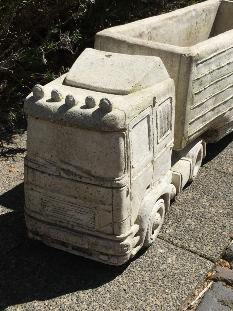 tuinbeeld/bloembak vrachtwagen miniatuur truck+aanhanger, Tuin en Terras, Tuinbeelden, Gebruikt, Overige typen, Ophalen of Verzenden