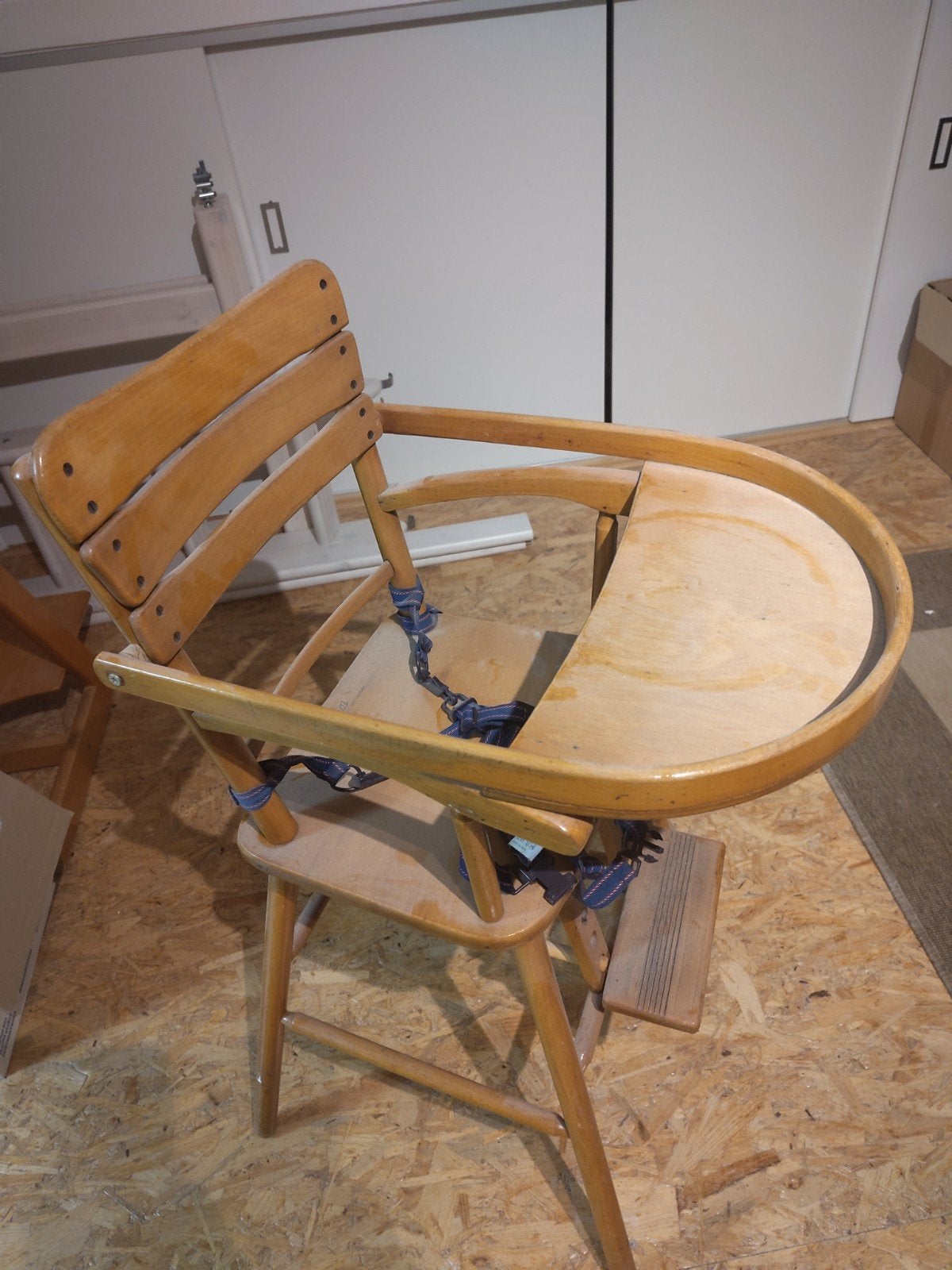 Vintage houten kinderstoel met eetblad en gordel, Ophalen, Gebruikt, Overige typen