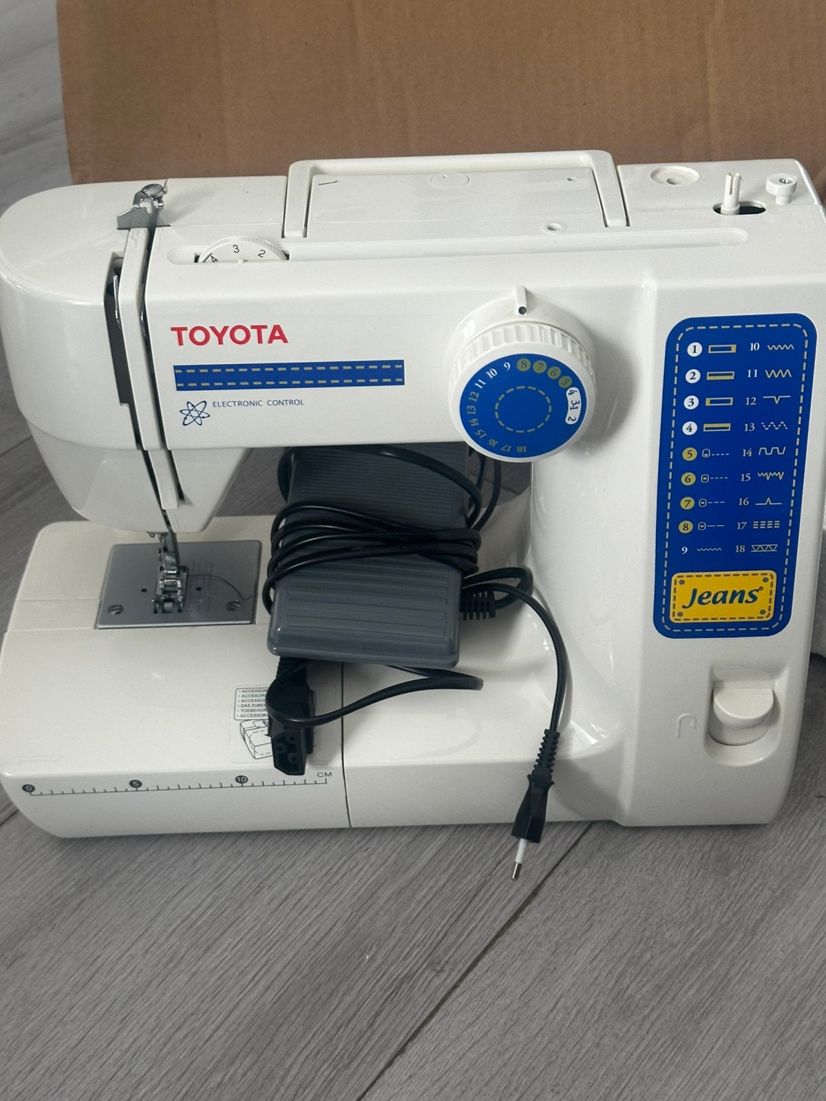 Te koop goede werk Naaimachine van TOYOTA, Hobby en Vrije tijd, Naaimachines en Toebehoren, Ophalen of Verzenden, Zo goed als nieuw