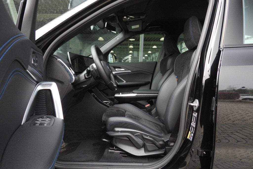 BMW X1 xDrive25e M Sport Automaat / M Adaptief onderstel / S, Auto's, BMW, Metallic lak, Gebruikt, Zwart, Met garantie (alle)