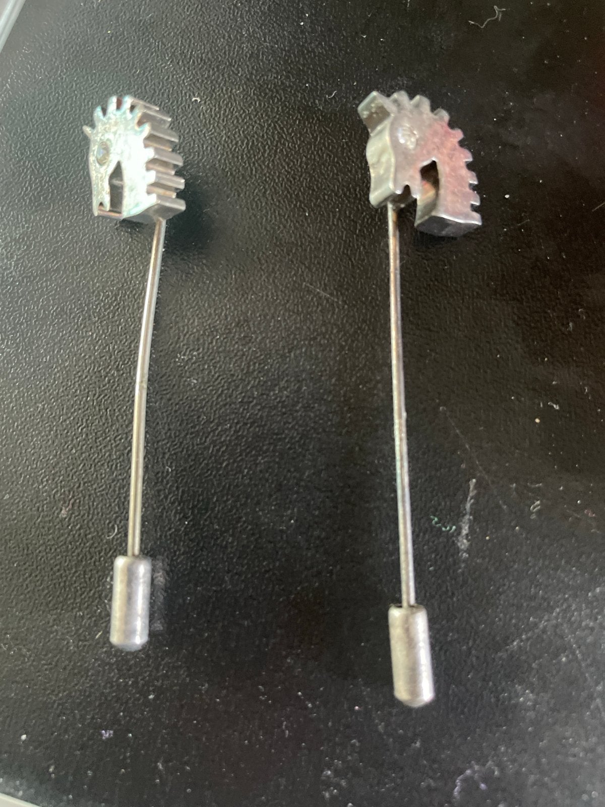 Unieke paardenhoofd reversspelden met strass, Overige materialen, 4 tot 7 cm, Gebruikt, Ophalen of Verzenden