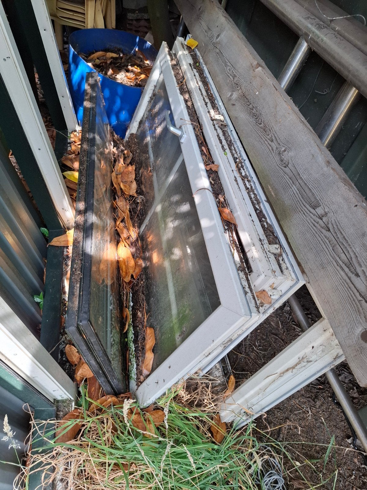 Kozijn met 3 ramen 1 raam is er niet bij., Doe-het-zelf en Verbouw, Metalen, Ophalen