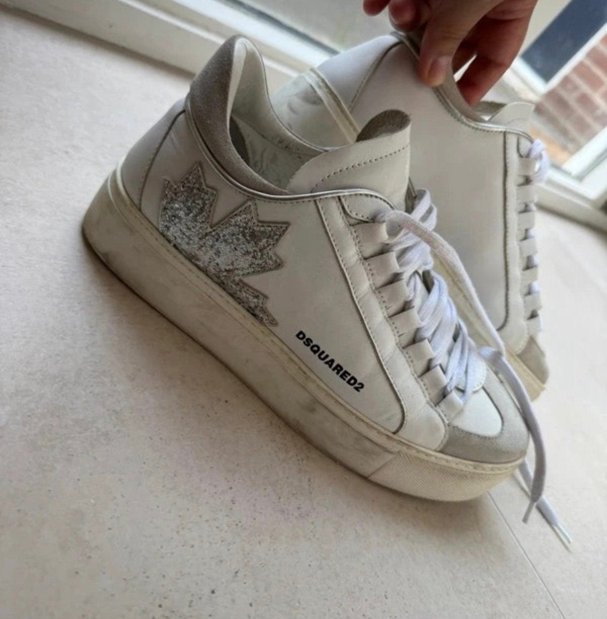 Dsquared2 sneakers - Wit met zilveren blad, Kleding | Dames, Ophalen of Verzenden, Gedragen, Wit, Sneakers of Gympen