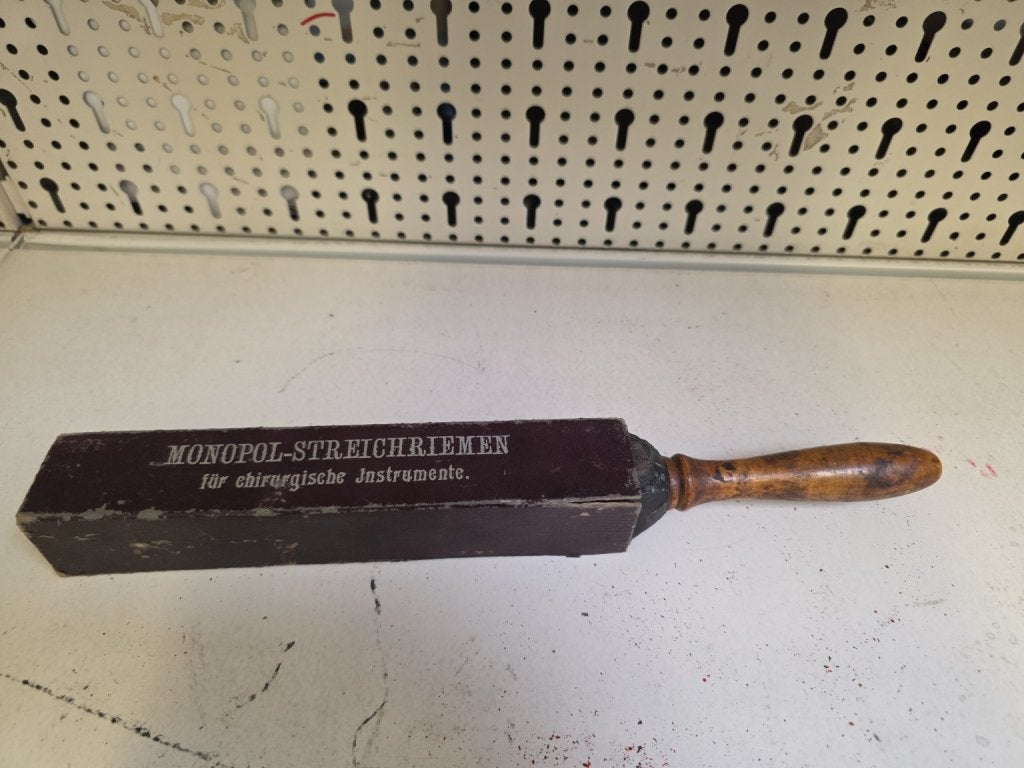 Antieke leren slijpriem / strop voor chirurgische instrument, Ophalen of Verzenden