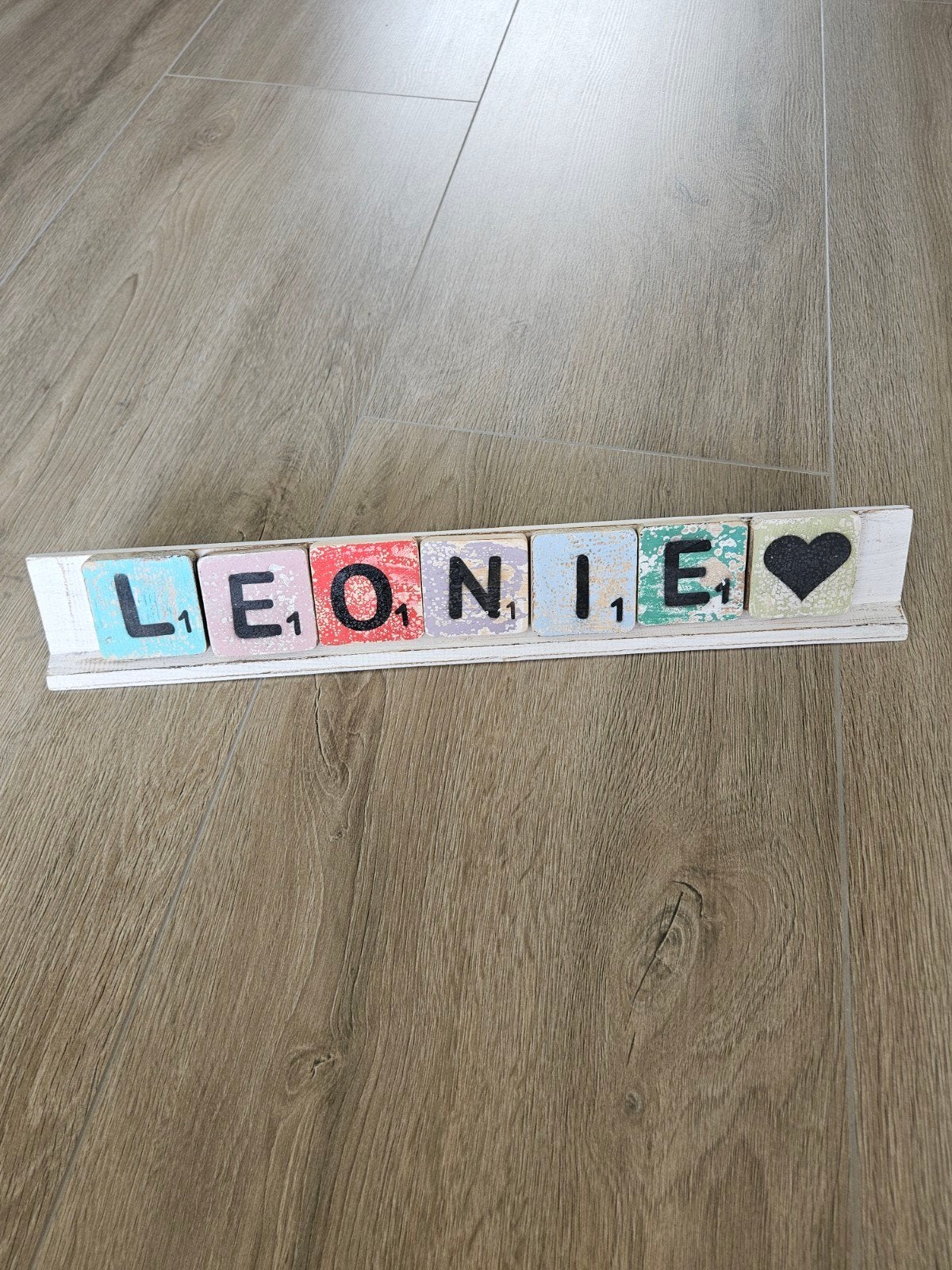 Decoratieve naam 'LEONIE' van scrabble letters, Hout, Gebruikt, Meerkleurig, Overige stijlen