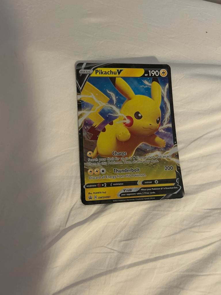 Pikachu V Pokémon kaart SWSH061, Ophalen of Verzenden, Gebruikt, Losse kaart