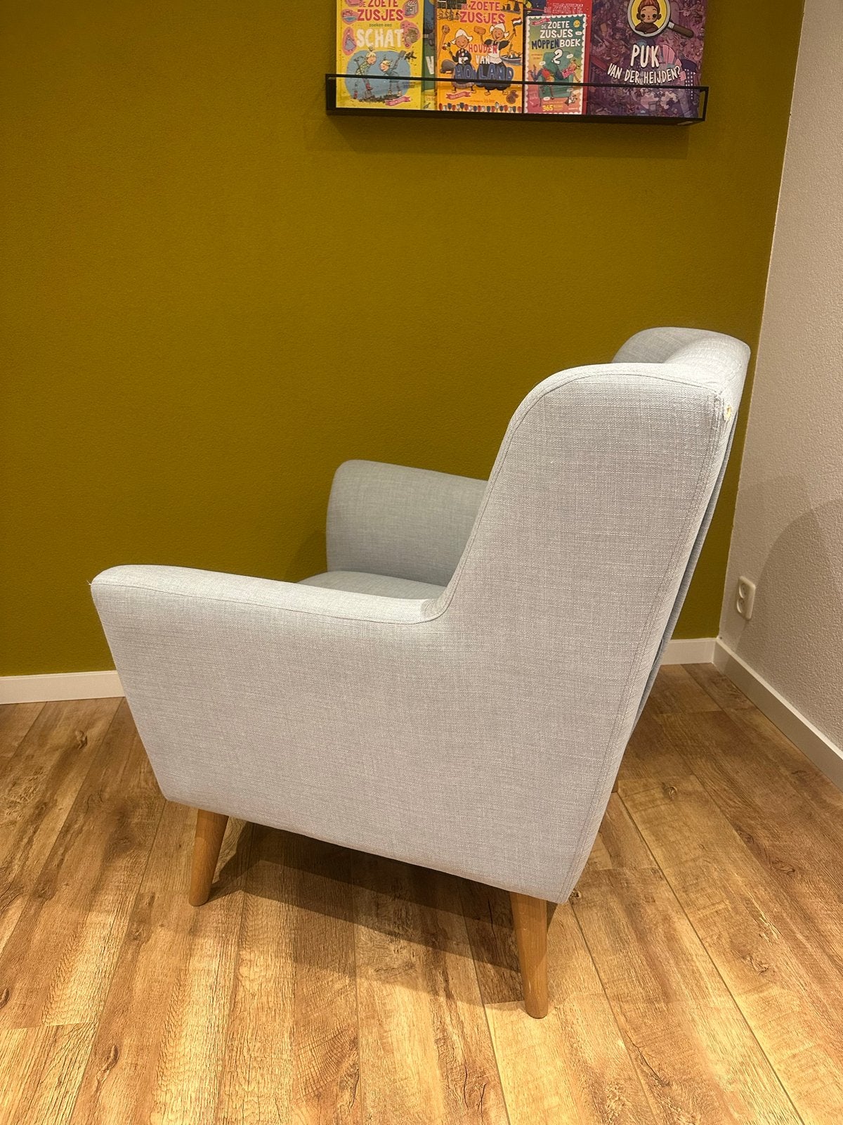 Grijs/blauwe fauteuil met knopen en houten poten, Ophalen, Gebruikt, Stof, 75 tot 100 cm