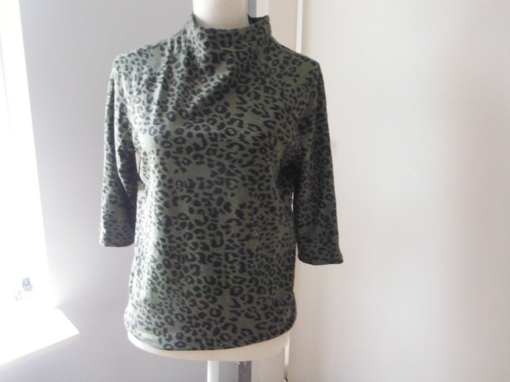 zgan mooi groen / zwart panterprint shirt, mt M, turtle hals, Maat 38/40 (M), Verzenden, Zo goed als nieuw, Korte mouw