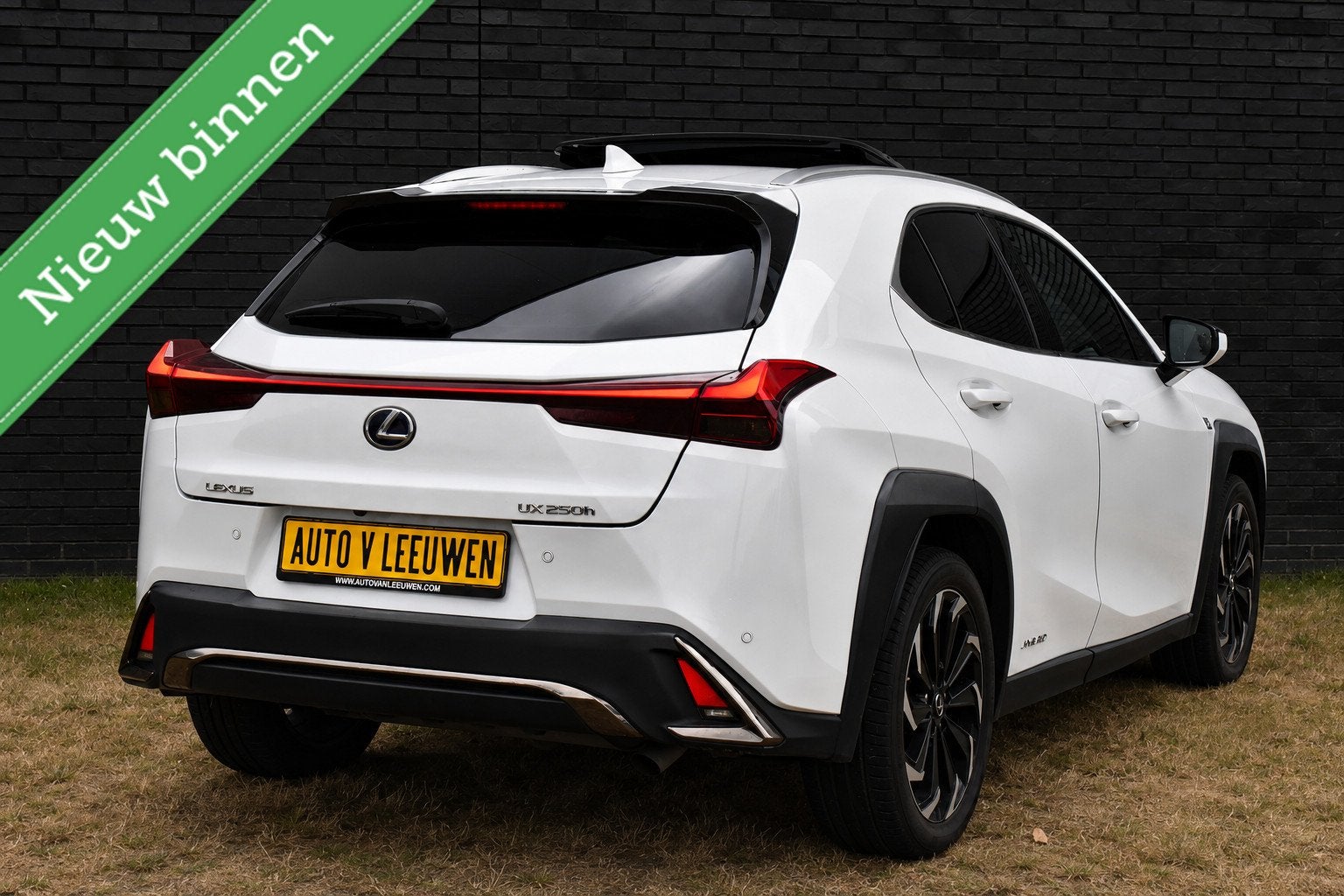 Lexus UX 250h F Sport PANORAMADAK/HEAD UP/LEDER/ETC.!, Gebruikt, 4 cilinders, Met garantie (alle), Wit