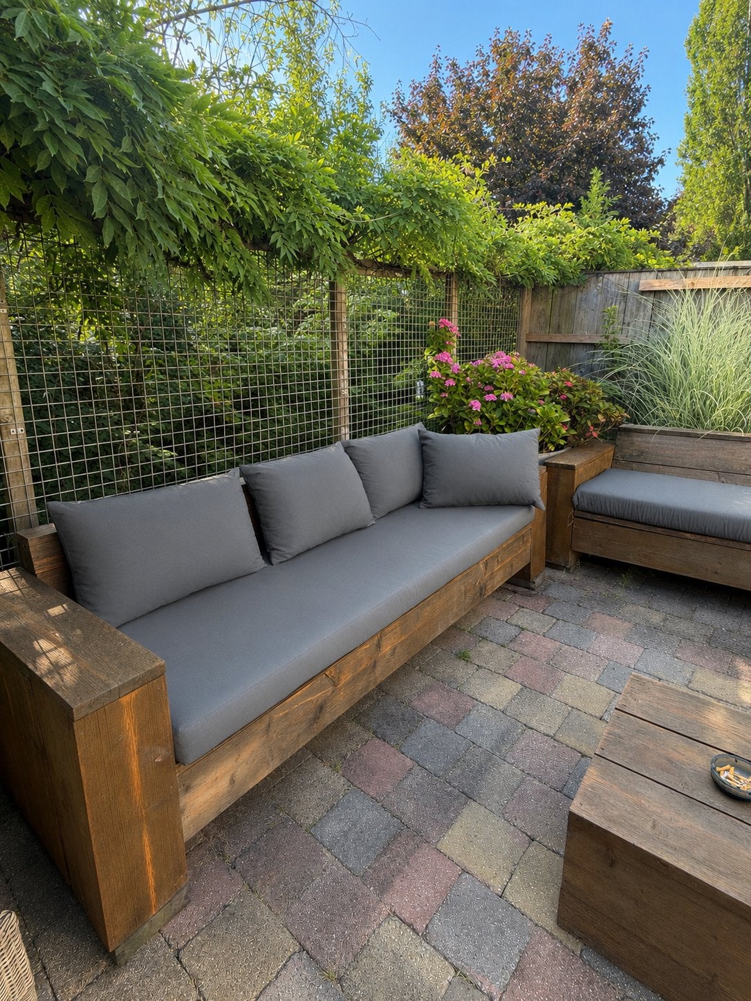Stevige houten loungebanken met kussens, Tuin en Terras, Ophalen, Zo goed als nieuw, Hout