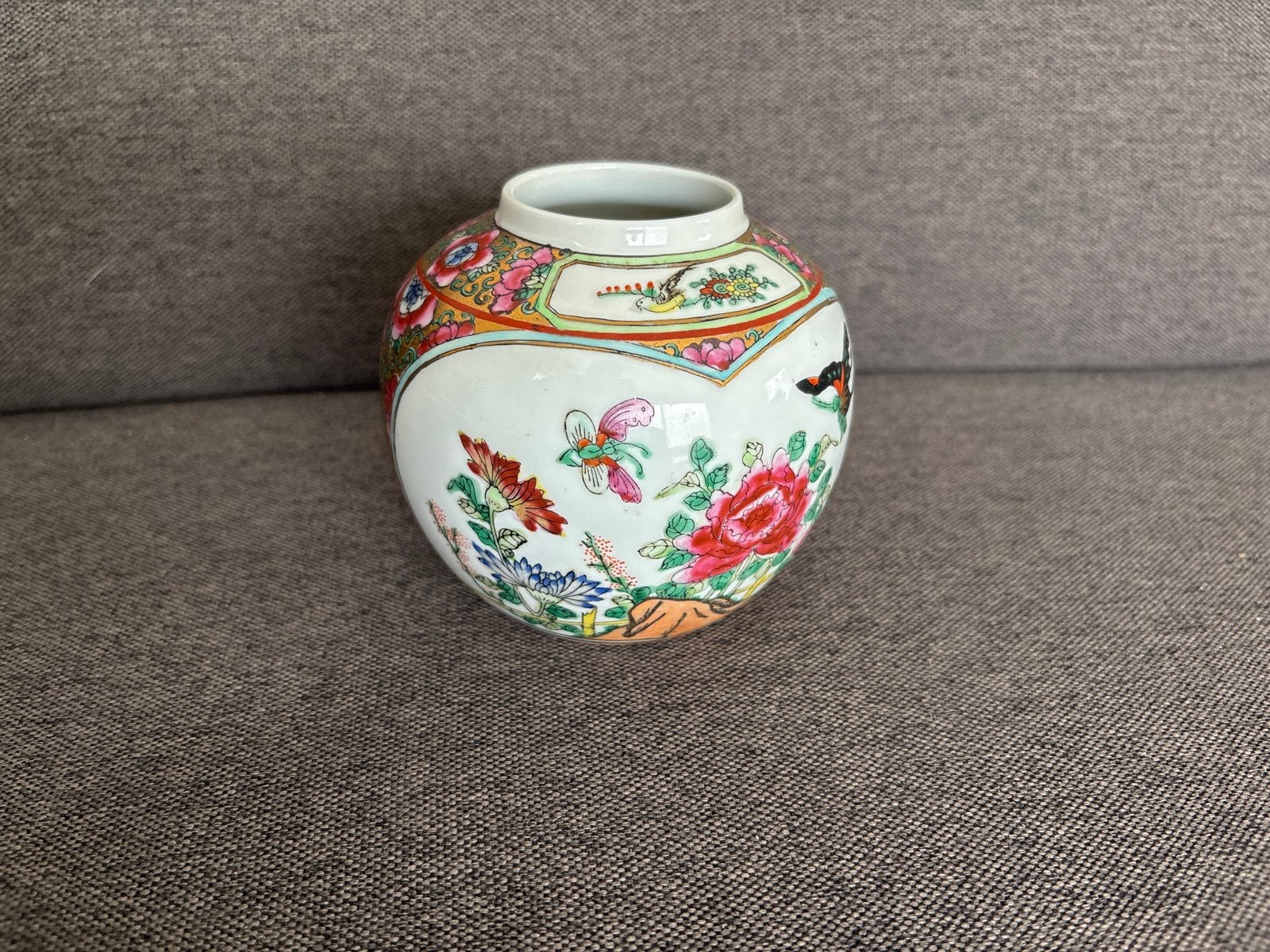 Antieke Chinese porseleinen vaas met bloemen en vlinders, Antiek en Kunst, Ophalen of Verzenden