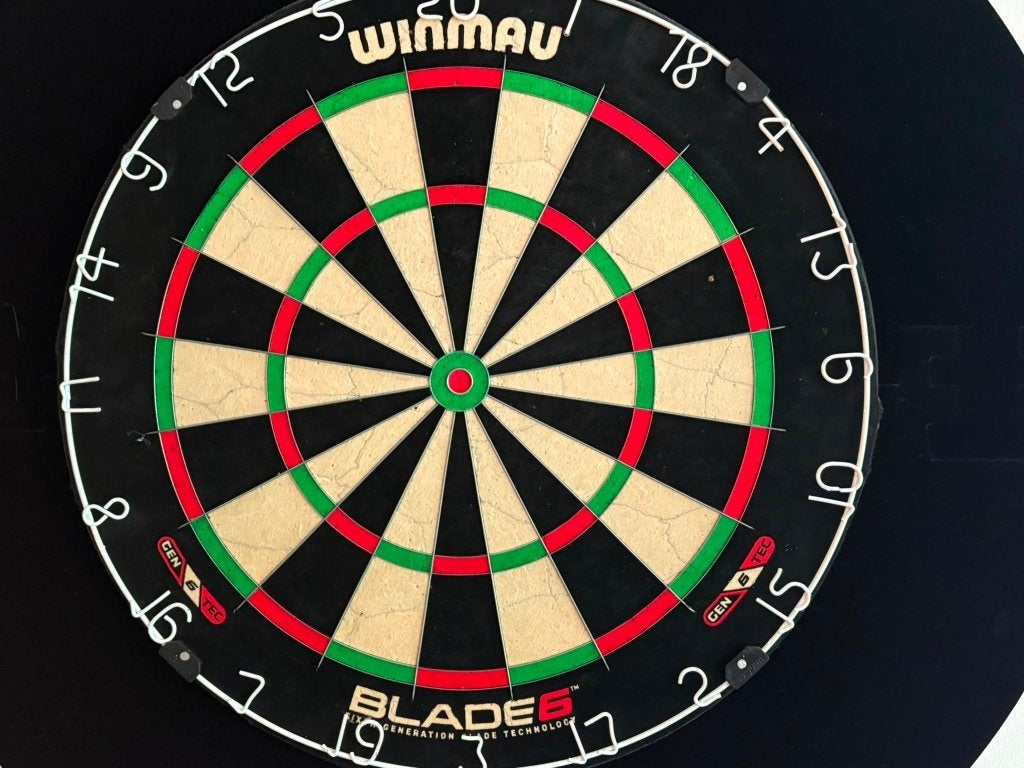 Dartbord winmau blade 6 (erg goede staat), Ophalen, Zo goed als nieuw, Dartbord