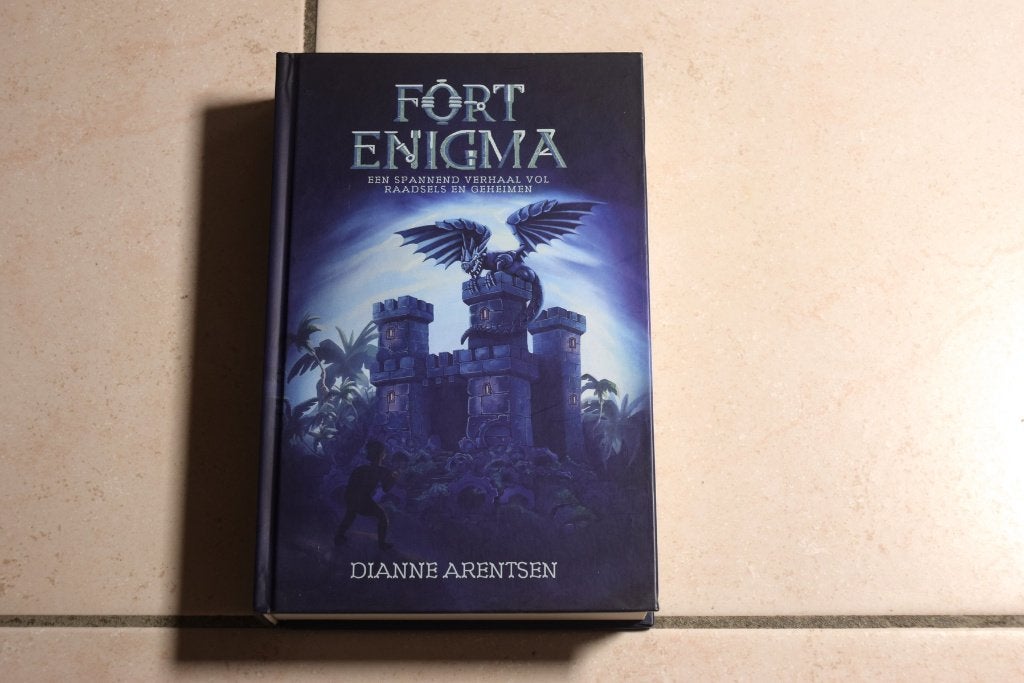 Fort Enigma / Dianne Arentsen, Boeken, Ophalen of Verzenden, Zo goed als nieuw, Fictie