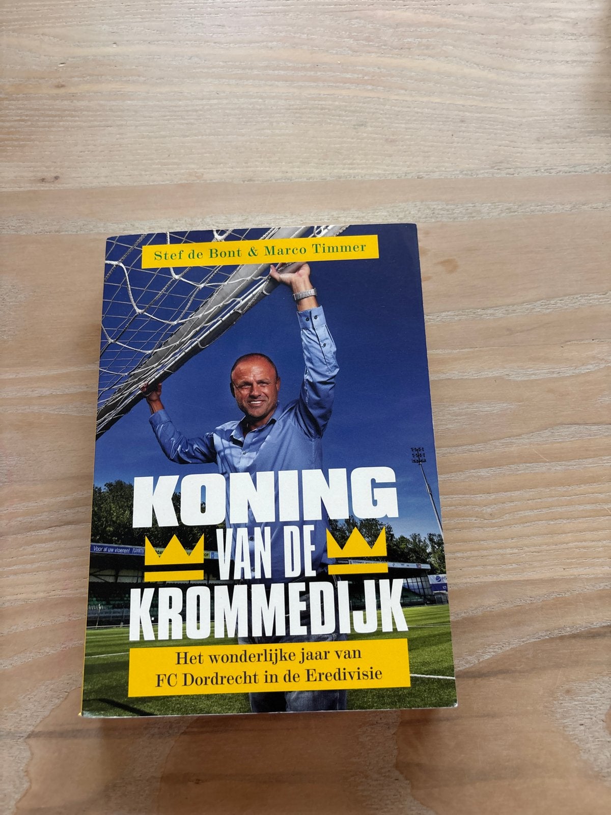 Koning van de Krommedijk - FC Dordrecht Eredivisie, Ophalen of Verzenden, Zo goed als nieuw, Overige sporten