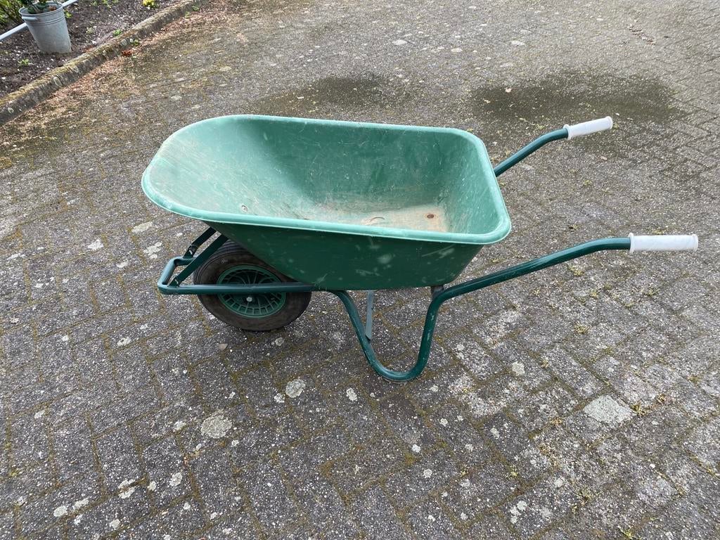 Goede kruiwagen met kunststof bak, Ophalen, Zo goed als nieuw