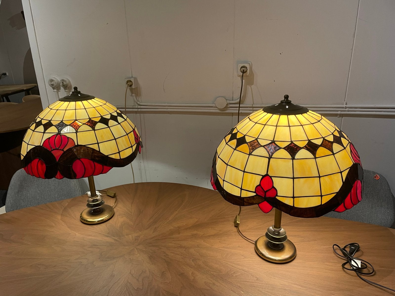 Grote Tiffany tafellamp brons voet 60cm hoog, 52cm diameter, Ophalen