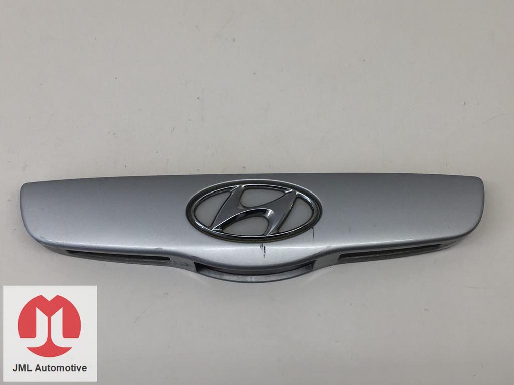 HANDGREEP SIERLIJST ACHTERKLEP MET LOGO HYUNDAI GETZ, Auto-onderdelen, Carrosserie en Plaatwerk, Achterklep, Achter, Gebruikt