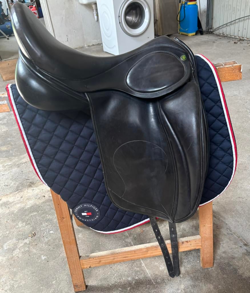 Hulzebos dressuur zadel 18 inch, Ophalen of Verzenden, Zo goed als nieuw, Dressuur