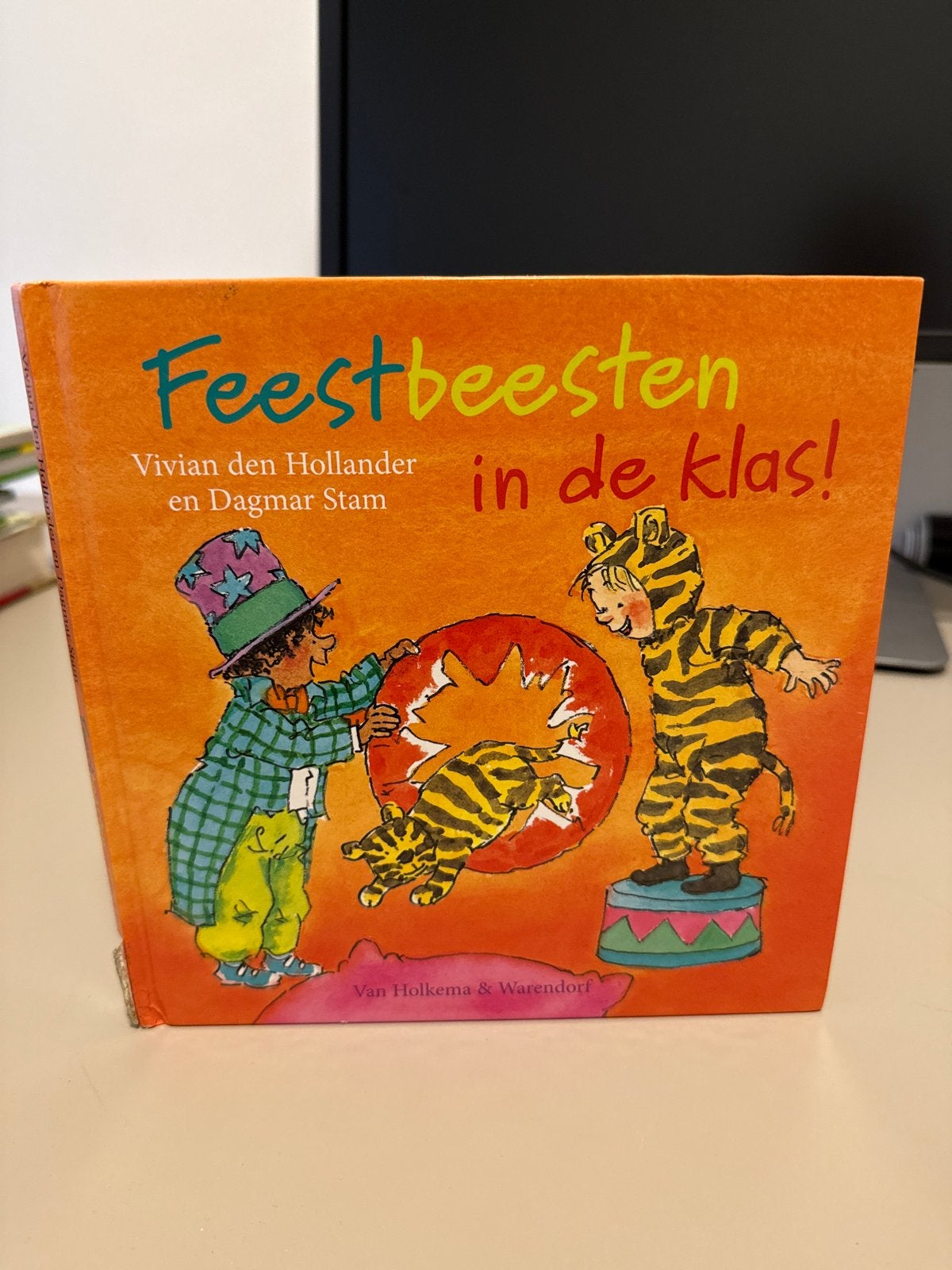 Feestbeesten in de klas! - Vivian den Hollander, Ophalen of Verzenden, Gelezen, Fictie algemeen