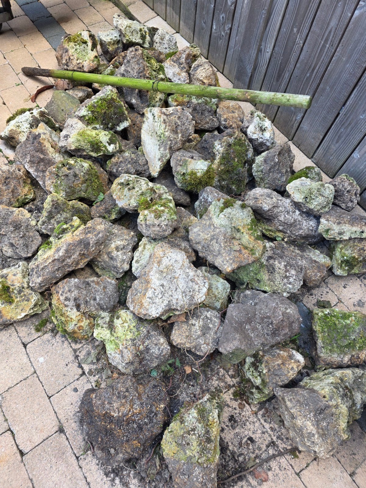 Partij natuurstenen rotsen/keien voor tuin of vijver, Ophalen, Gebruikt, Grijs, Kei