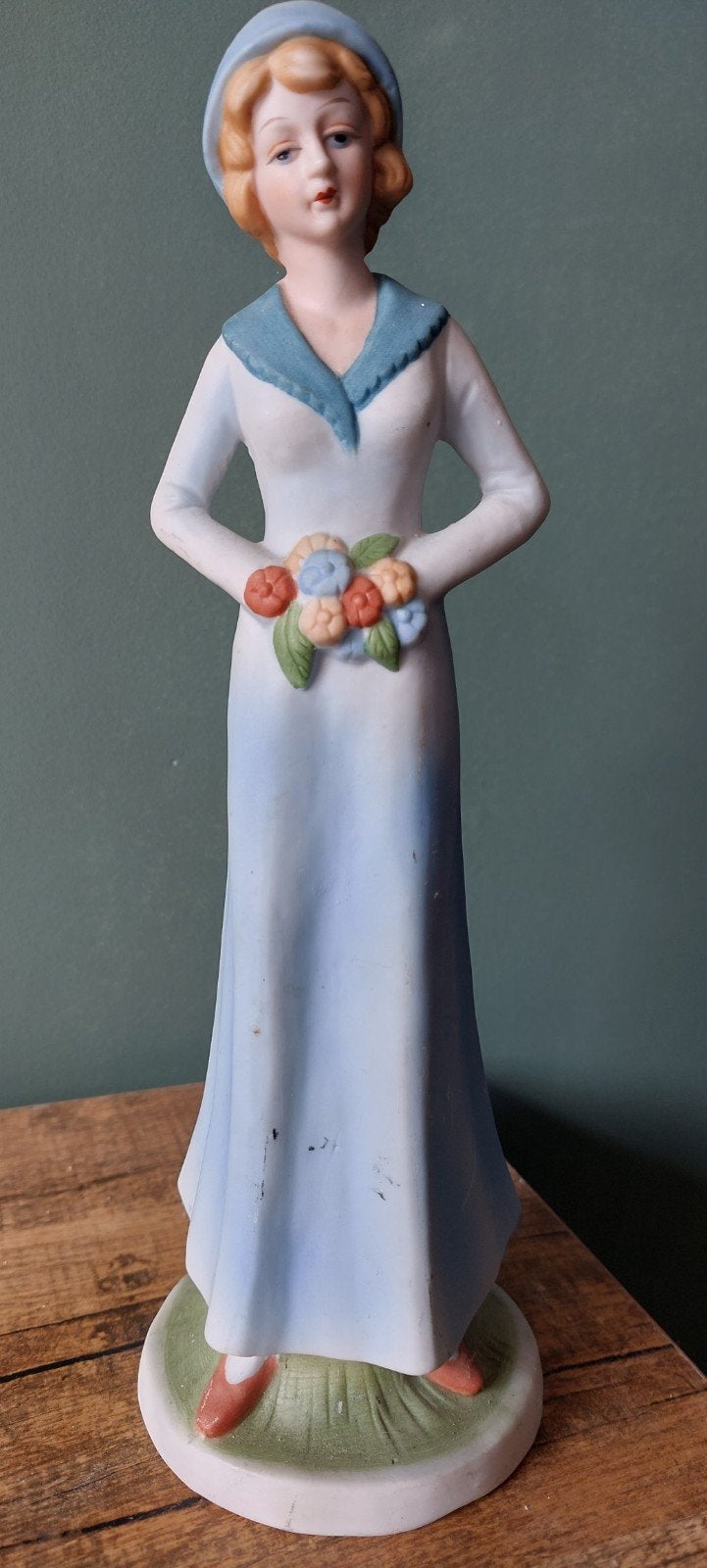Vintage Porseleinen Beeldje Dame met Bloemen, Verzamelen, Ophalen of Verzenden, Gebruikt, Mens