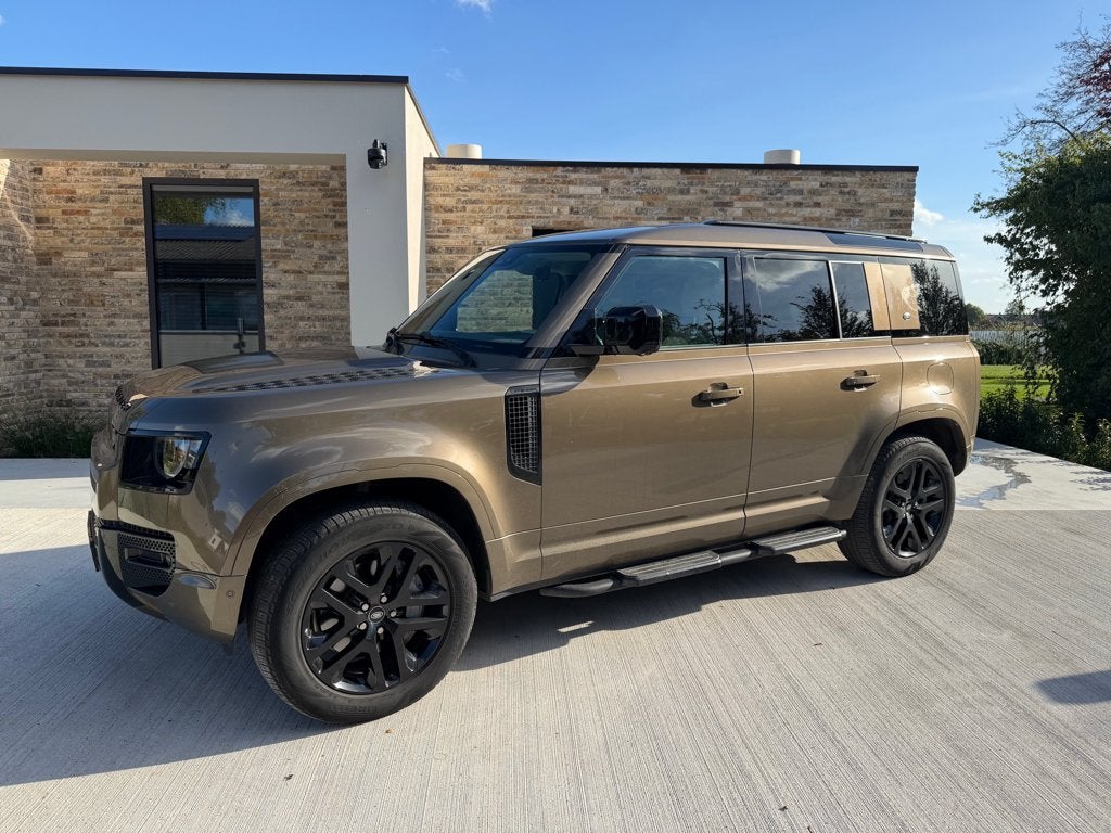 Land Rover Defender P400e 404pk AWD garantie tot 11-2028 !, Auto's, Automaat, Dealer onderhouden, 404 pk, Bruin