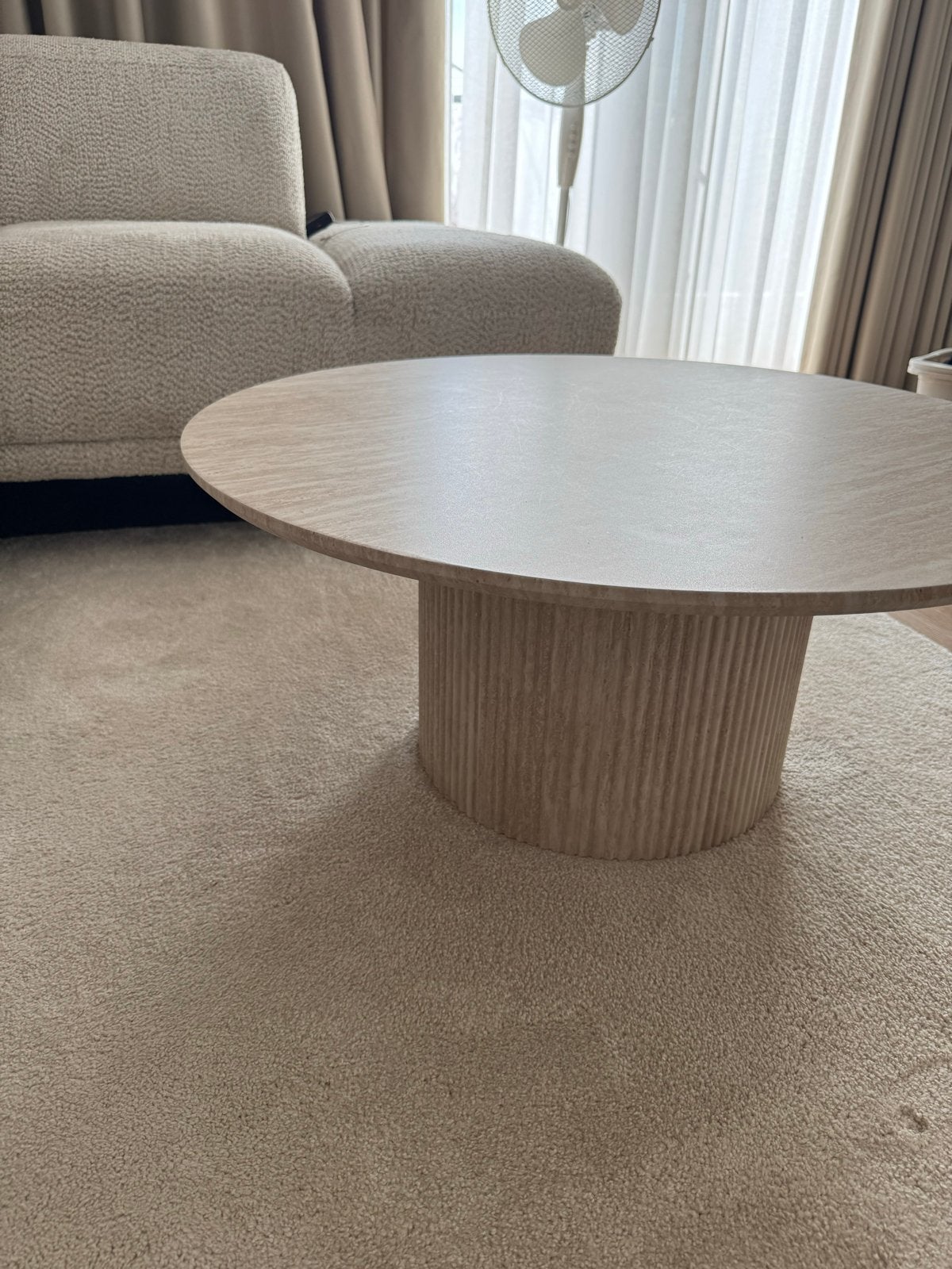 Ronde salontafel van namaak travertin, zo goed als nieuw, Overige materialen, Rond, Zo goed als nieuw, 5 – 50