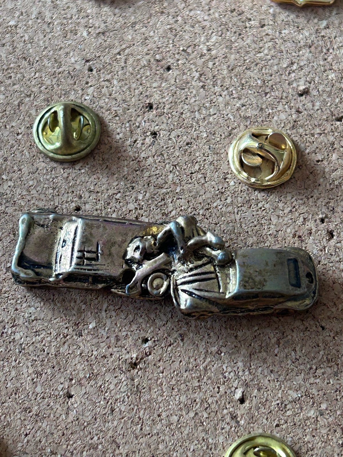 Vintage auto kever ongeluk Pin, Ophalen of Verzenden, Gebruikt, Transport, Speldje of Pin
